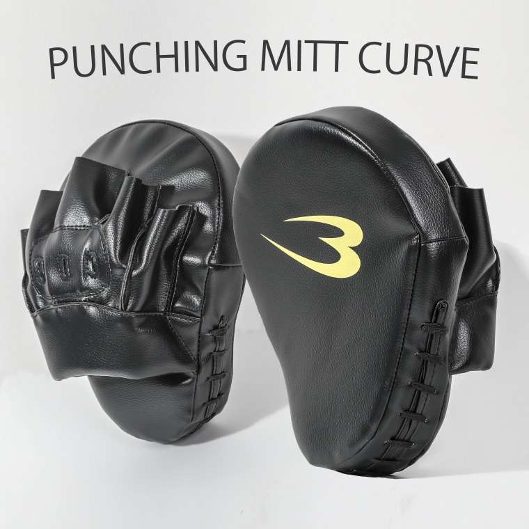 左右1組で販売。自然な打ち心地と受けやすさを追求した、カーブ形状パンチングミット。打撃面に立体的なカーブ形状を採用し、ストレート・フック・アッパーなど、あらゆる角度からのパンチを自然にキャッチ。パンチが吸い込まれるような受け心地を実現し、選手は無理のないフォームで打ち込みやすく、より実践に近いミットワークを行えます。斜めからの打撃も効率よく受け止める構造により、衝撃を分散して手首への負担を軽減。打ち手・受け手の双方が快適にトレーニングできるため、フォーム矯正やコンビネーション練習、スピードトレーニングまで幅広く対応します。テンポ良くミットを回せるので、リズムやタイミングを意識した実践的な練習にも最適です。細部まで丁寧な縫製で仕上げることで、優れた耐久性と安定した品質を実現。繰り返しのハードなミットワークにも応える、こだわりの仕上がりです。【商品の特長】1,自然な握り心地掌が無理なく自然な状態でフィットし、長時間のミットワークでも疲れにくい設計。2,優れた衝撃吸収性激しいパンチもしっかり受け止める適度な厚みで、受け手への衝撃を軽減。3,カーブ形状の打撃面湾曲した打撃面がパンチをしっかりキャッチし、自然な打ち込みとスムーズなミットワークをサポート。初心者のフォームづくりから、上級者の実践的なコンビネーション練習まで対応する、扱いやすさ・耐久性・デザイン性を兼ね備えたハイパフォーマンスパンチングミットです。■サイズ:L24xW19xT4cm(片手)■カラー:ブラック■素材:シンセティックレザー■重量:約350g(左右ペアで)※本製品は格闘技・フィットネス用です。用途以外での使用はおやめください。※使用後は汚れや汗を拭き取り、風通しの良い場所で保管してください。※直射日光・高温多湿を避けて保管してください。※生産時期やロットにより、色味や風合いが多少異なる場合がございます。商品写真は実物に近い色味となるよう調整しておりますが、ご使用のモニターや閲覧環境により実際の商品と色味が異なって見える場合がございます。あらかじめご了承ください。※商品の色につきまして生産時期やサイズにより多少の色の違いが生じる場合がございます。また商品写真はできる限り実物の色に近づけるよう調整しておりますが、お使いの環境により実際の商品と色味が異なる場合がございます。予めご了承ください。配送料：通常送料→送料無料※北海道・沖縄はプラス￥1,100※商品の色につきまして生産時期やサイズにより多少の色の違いが生じる場合がございます。また商品写真はできる限り実物の色に近づけるよう調整しておりますが、お使いの環境により実際の商品と色味が異なる場合がございます。予めご了承ください。