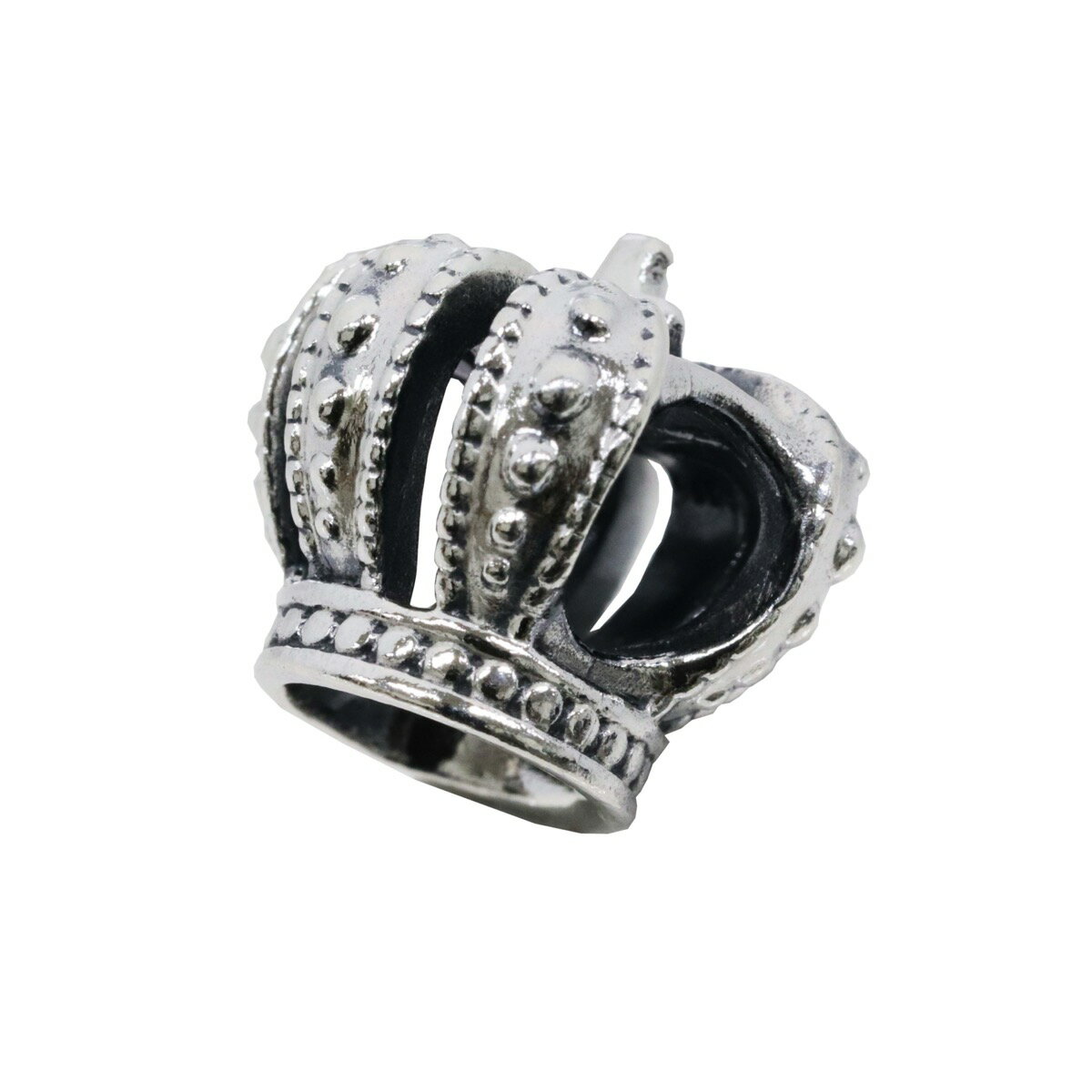 PANDORAは1982年にデンマーク・コペンハーゲンで誕生しました。現在、世界では100カ国以上で展開しているジュエリーブランドです。手ごろな価格でありながら、高品質な素材で手仕上げの精巧な作りが魅力です。クラウンチャームでプリンセス気分...