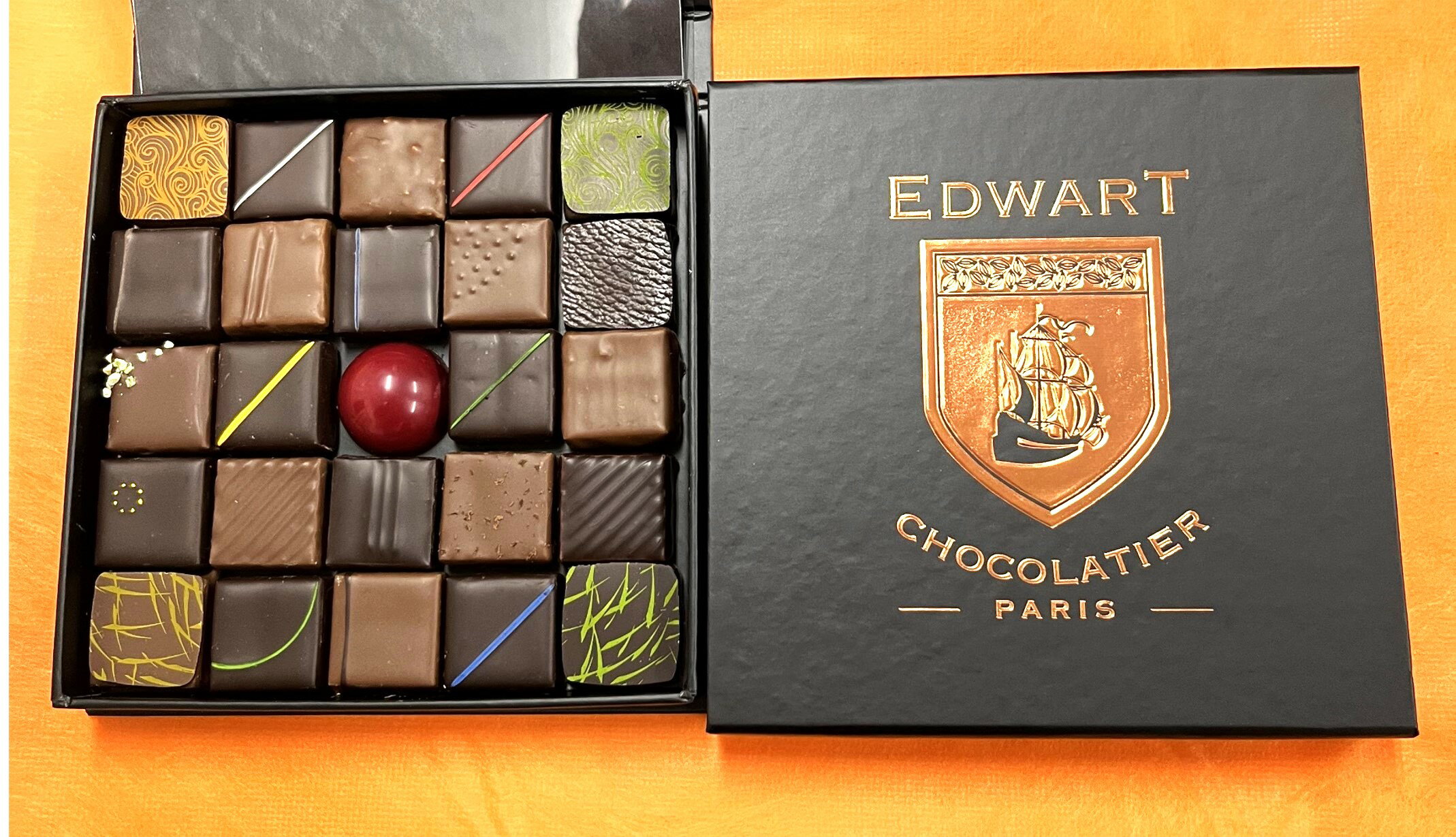 エドワート EDWART フランス パリ 直輸入 2024 ボンボンショコラ 手提げ袋付き 【25個入り】 チョコレート 高級 ギフト ホワイトデー バレンタイン プレゼント