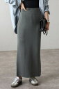 大人の抜け感を演出するバックスリットニットスカート
