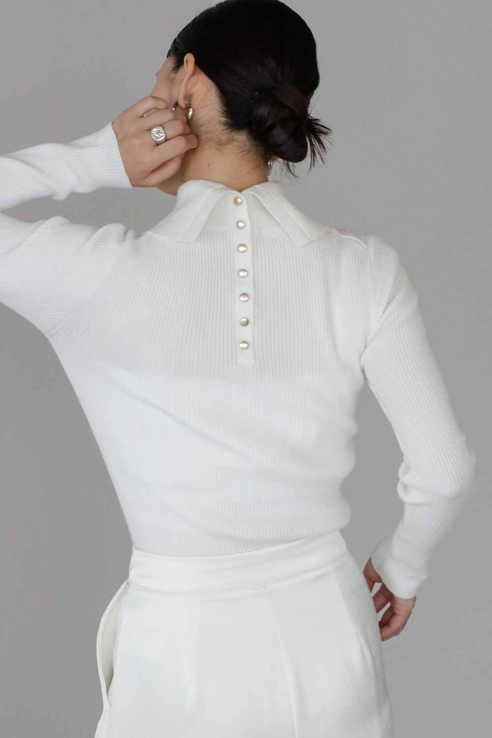 ＼9/30限定2BUY10％OFFクーポンで4851円／ENC エンク back button high neck knit with collar / ポロ襟付きバックボタンハイネックもっちりニット 88-004932のサムネイル