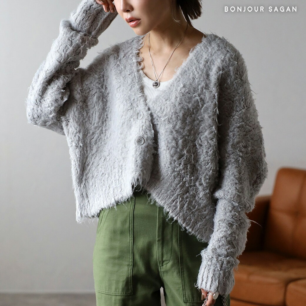 暖かみのあるブークレーニットでシーズンムード高まるショートカーディガン