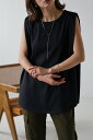 二の腕カバーのタックスリーブで大人見えするノースリTシャツ
