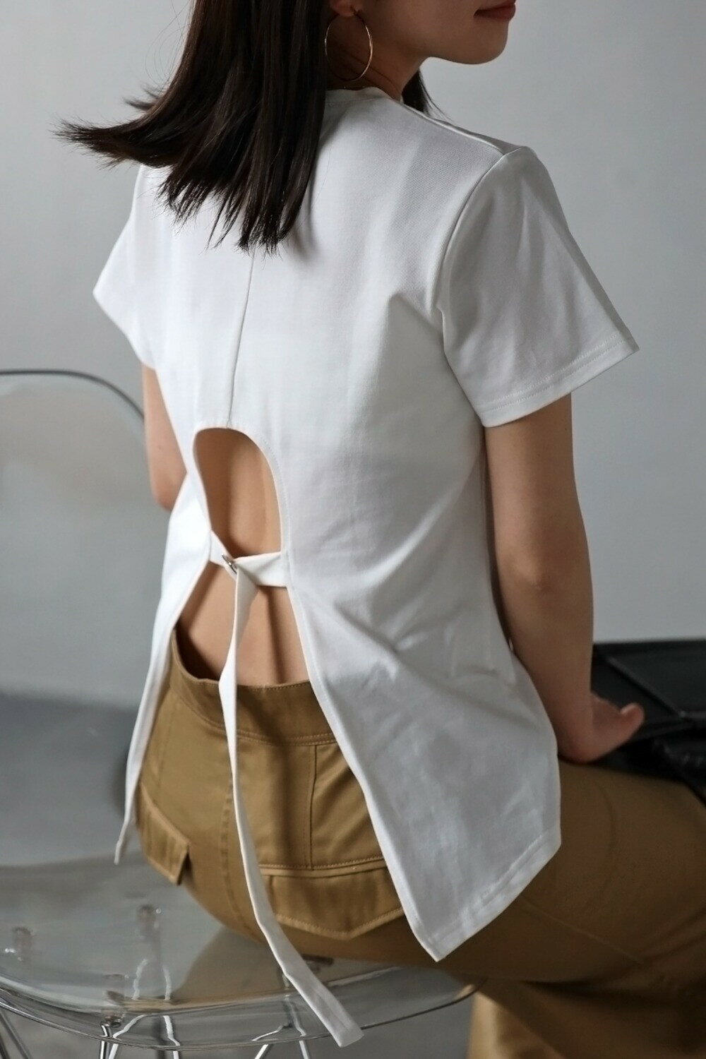 バックオープンが女性らしく、トレンドライクなデザインTシャツ