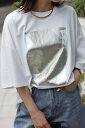 スタイリッシュな箔プリントを効かせたビッグシルエットTシャツ