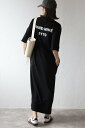 キャッチーなバックプリントが目を惹く、ロゴTシャツワンピース