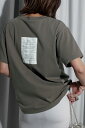 視線を集めるバックビッグラベルTシャツ