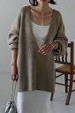 ゆったりシルエットでリラクシーなVネックニット
