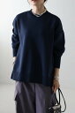 ゆったりとしたサイズ感で着心地の良いスウェットライクニット