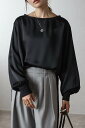 リラックスエレガンスを纏う、サテンロングスリーブT
