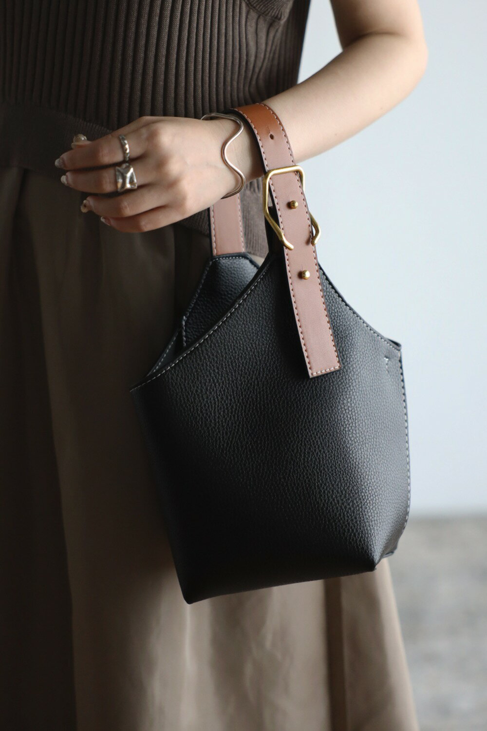 バッグ ポーチ 2WAY トートバッグ ステッチ バケットバッグ ベーシック 軽い 軽量 持ち運び オンオフ兼用 レディース 小物 春 夏 秋 冬 白 ホワイト 黒 ブラック ブラウン ボンジュールサガン ステッチデザインバケットバッグのサムネイル