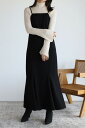 トレンドのマーメイドシルエットで女性らしい印象に仕上げたキャミワンピース