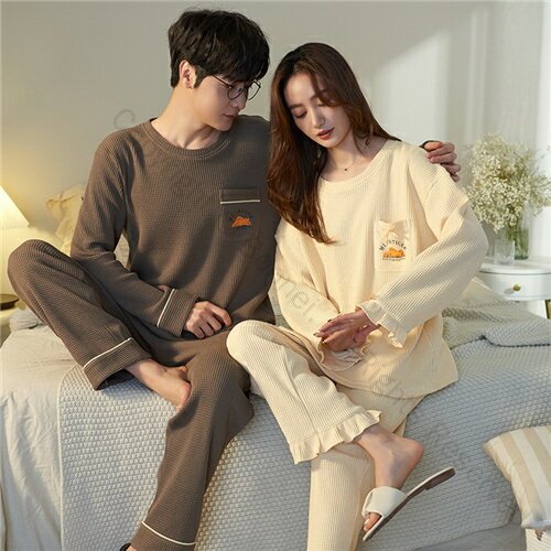 綿の素材の特徴 通気性が良い 綿は吸水性が高いため、水分を吸収して外に放出してくれます。そのため下着などの素材によく用いられます。 静電気が起きにくい 綿などの天然素材は吸水性が高いため静電気が溜まりにくいのです。肌触りが滑らか（なめらか） 綿はとても微細な繊維のために、肌への引っかかりが少なく肌に優しい素材です。 夏は涼しく冬は暖かい 水分を吸い込み外に放出する際に気化熱を奪うため汗をかくシーズンには涼しく着ることができます。また、素材自体は熱伝導率が低いため寒い時期は体の熱を温存することができます。素材が丈夫なため服が長持ちする 綿は強度が強いため、洗濯を繰り返しても素材が痛みにくく服が長持ちします。洗濯や漂白がしやすい 綿素材のものは濡れても弱くならないため、洗濯に耐えることができ、色が染まりやすいため漂白剤も入りやすいです。商品買うメリット ペアパジャマなら、部屋着ばかりでなく、近くのコンビニにも行ける。しかもネットで買えるから、簡単で便利（おっくな彼もこれなら仮想デート的に買える）。 これを着ている間は彼との関係も良好。肌触りが気持ちいいパジャマです。丁寧かつ丈夫であるため、長期間やさしい着心地を楽しめます。結婚プレゼントや記念日ギフトで、春秋夏でも可愛いに演出。恋人二人で一緒に着て、ラブラブ感が溢れている。 自宅用は勿論、父の日、母の日、結婚お祝い、お誕生日、記念日、敬老の日などのギフトにも最適です。商品内容：1着素材：綿95%サイズ男 性サイズ 【L/日本Mサイズ相当】参考身長160-173cm、参考体重50-60kg、バスト-110cm 【XL/日本Lサイズ相当】参考身長165-178cm、参考体重60-70kg、バスト-114cm 【2XL/日本LLサイズ相当】参考身長178-182cm、参考体重70-80kg、バスト-118cm 【3XL/日本3Lサイズ相当】参考身長182-186cm、参考体重80-90kg、バスト-122cm サイズ小いため、必ず下記のサイズ表をご参考の上でお選びください。女 性サイズ 【M/日本Sサイズ相当】参考身長150-160cm、参考体重40-52kg、バスト-98cm 【L/日本Mサイズ相当】参考身長158-165cm、参考体重50-57kg、バスト-102cm 【XL/日本Lサイズ相当】参考身長165-168cm、参考体重57-65kg、バスト-106cm 【2XL//日本LLサイズ相当】参考身長168-175cm、参考体重65-75kg、バスト-110cm ●表示サイズがある場合、多少の誤差(約1-3cm)が生じる場合がございます。●商品の仕様は、製造元の都合により予告なく変更することがあります。また、突然の欠品等で商品手配の遅れや手配ができない場合がございますので、ご了承ください。 指定された配送時間は承っておりません。【Bonneil】