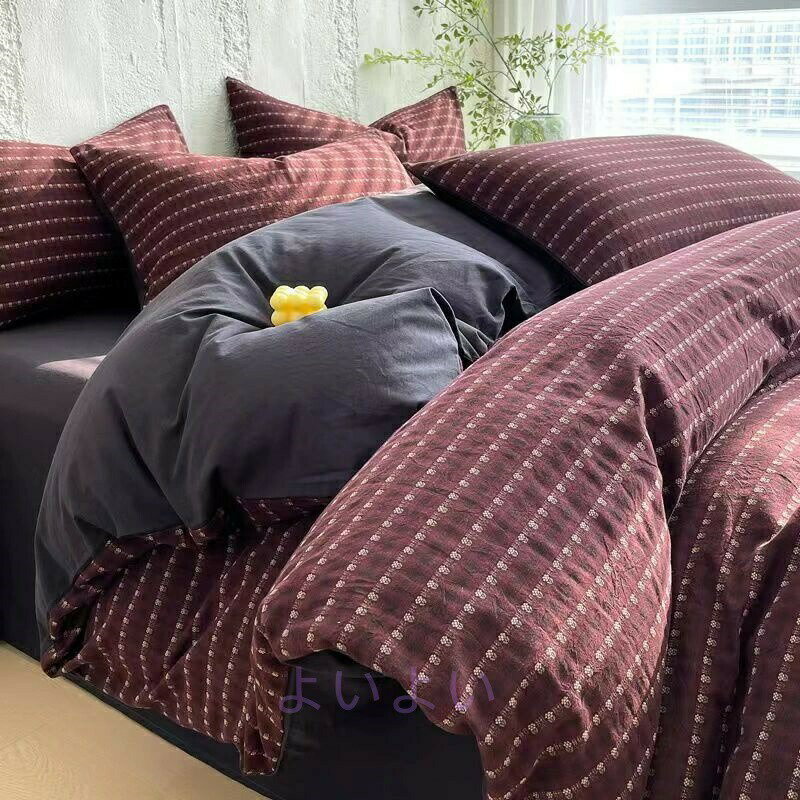 商品詳細 特徴 この布団カバー シングル 3点セットは、綿100%の素材を使用しており、優れた通気性と吸湿性を提供します。ストライプとチェックのデザインが特徴で、和風の雰囲気を持ちながらも英国風の可愛らしさを兼ね備えています。メンズにもぴったりの落ち着いたデザインで、寝室をスタイリッシュに演出します。 素材 綿 サイズ Type A フラットシーツタイプ シングル 掛け布団カバー：150cmX200cm　フラットシーツ：160cmX230cm　枕カバー：48cmX74cmX1枚 セミダブル 掛け布団カバー：180cmX220cm　フラットシーツ：230cmX250cm　枕カバー：48cmX74cmX2枚 ダブル 掛け布団カバー：200cmX230cm　フラットシーツ：230cmX250cm　枕カバー：48cmX74cmX2枚 Type B ボックスシーツタイプ シングル 掛け布団カバー：150cmX200cm　ボックスシーツ：100cmX200cm　枕カバー：48cmX74cmX1枚 セミダブル 掛け布団カバー：180cmX220cm　ボックスシーツ：150cmX200cm　枕カバー：48cmX74cmX2枚 ダブル 掛け布団カバー：200cmX230cm　ボックスシーツ：180cmX200cm　枕カバー：48cmX74cmX2枚 HOTワード 布団カバー 掛け布団カバー4点セット 3点セット 綿 綿100％ 超長綿 サテン 子供部屋 インテリア雑貨 モノトーン シンプル 天然素材 ナチュラル ダニ 防ダニ ダニ通過ゼロ 高密度 速乾 掛けカバー 布団カバー カバーリング 寝具 工場直送 メイドインジャパン 国産 国内製 羽毛布団 肌掛け布団用 ダウンケット 安眠 快眠 高品質 熟睡 睡眠 肌触りシルキータッチ ダウン 贅沢 ホテル仕様 高級ホテル ホテルタイプ ホテルスタイル さらさら ぬくぬく ひんやり あたたかい 涼感 やわらかい ソフト 冷感 安心 安全 テーラーメイド 眠り ふっくら 別注 オーダーメイド アレルギー 旅館 民泊 薬剤不使用 ラグジュアリー エレガント おしゃれ シンプル 無地 ホワイト 白 パールホワイト ベージュ ゴールドベージュ ブルー 水色 ロイヤルブルー グレー 灰色 ムーンストーングレー ブラウン 茶色 ショコラブラウン ピンク 桃色 グレイッシュピンク ブラック 黒 ブリリアントブラック 北欧 オールシーズン 洗濯可 丸洗い 高級 シンプル 洗える 衛生的 柔らかい きれいめ カバー ベーシック 季節 シーツカバー カバーシーツ シングルロング 春 夏 秋 冬 品質 洗える プレミアム コーデ ナチュラル インテリア ファブリック オーダー 新生活 引っ越し 春夏用 秋冬用 お祝い ギフト 新築 一人暮らし 寮生活 父の日 母の日 敬老の日 デザイン コーディネート 生活用品 お返し 内祝い お礼 出産 プレゼント 結婚祝い シンプル 定番商品 ギフト人気 訳あり アウトレット セール 送料無料 オススメ おすすめ オンラインショップ 原産国 中国製 ご注意点 ●実寸はメジャー採寸の為、若干の誤差が生じる場合があります。 ●色合いはモニター環境により若干の誤差が出ます。 ●海外製品のため、詳細タグなし。 ●本製品は生産過程におきまして、生地を織る際の糸の継ぎ目や多少のほつれが生じることがありまが、品質上は問題ありません。また、生地の織りに他繊維が混紡している場合もございます。 .寝具セット の 掛け布団カバー と 布団カバー は シングル サイズ の 3点セット と 4点セット で 綿100% 素材 を 使用 し 通気 性 と 吸湿 性 に 優れ 洗える ため 清潔 に 使えます。 ストライプ と 和風 の デザイン で ベッド用 シーツカバー や 敷布団カバー に も 対応 し、 可愛い 布団カバー と 掛けカバー、 掛けふとんカバー として メンズ と レディース に おすすめ です。。 指定された配送時間は承っておりません。【Bonneil】
