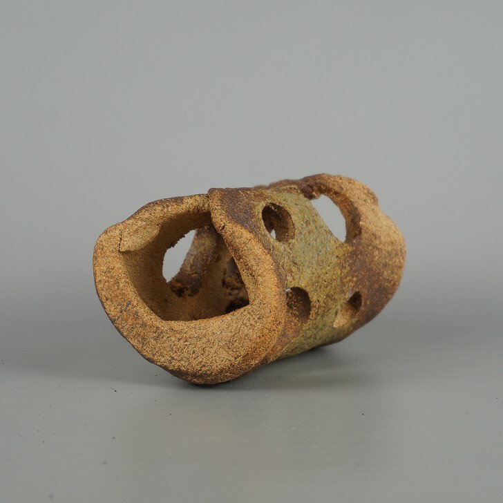 【中古】 信楽焼 めだかの家 長辺 約 12cm 筒型 水景 水槽 水鉢 飾り 景色 小魚 メダカハウス 隠れ家 憩い アクアリウム ビオトープ 装飾 置物 水...