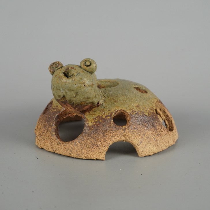 【中古】 信楽焼 めだかの家 長辺 約 15cm 亀 かめ カメ 水景 水槽 水鉢 飾り 景色 小魚 メダカハウス 隠れ家 憩い アクアリウム ビオトープ 装飾...