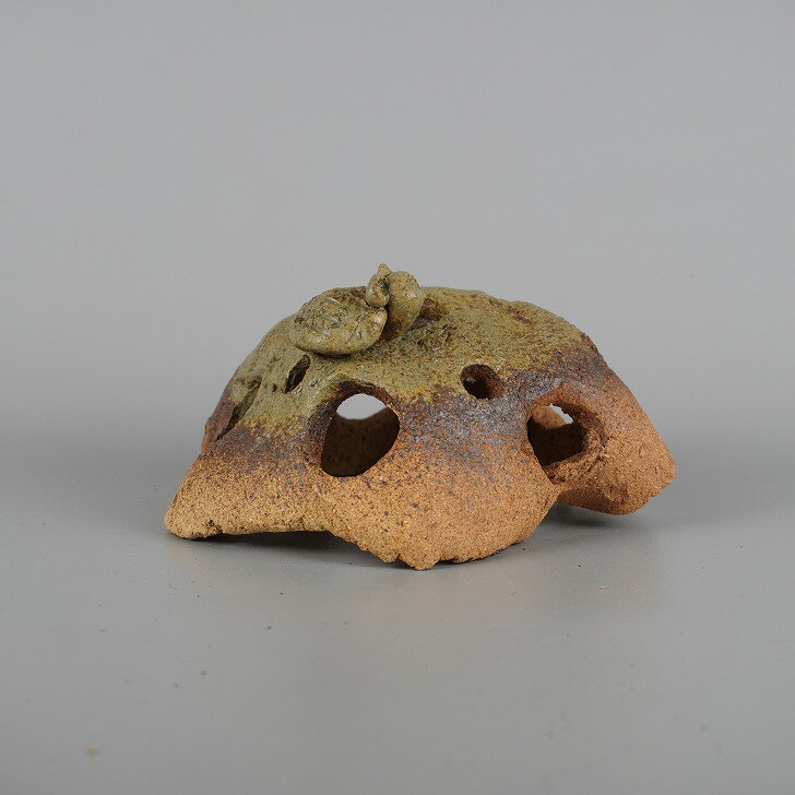 【中古】 信楽焼 めだかの家 長辺 約 16.5cm 変形 ドーム型 亀付 かめ カメ 水景 水槽 水鉢 飾り 景色 小魚 メダカハウス 隠れ家 憩い アクアリ...