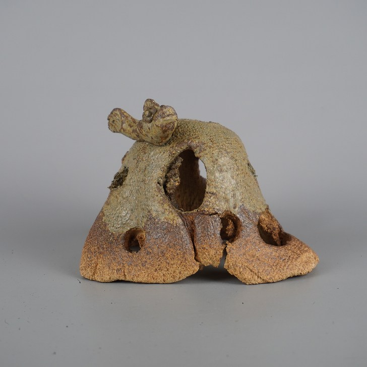 【中古】 信楽焼 めだかの家 長辺 約 13.5cm 変形 ドーム型 魚付 さかな サカナ 水景 水槽 水鉢 飾り 景色 小魚 メダカハウス 隠れ家 憩い アク...