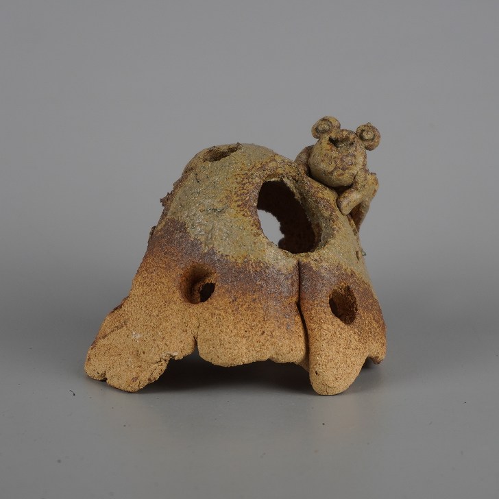 【中古】 信楽焼 めだかの家 長辺 約 12.5cm 変形 ドーム型 蛙付 かえる カエル 水景 水槽 水鉢 飾り 景色 小魚 メダカハウス 隠れ家 憩い アク...