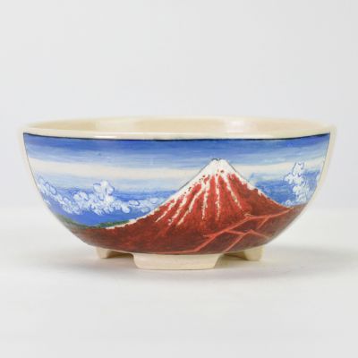 商品詳細 蝉山 山下白雨 SPEC 鉢幅約12cm×高さ約5.5cm *陶器は手作り成形のため、表記サイズより誤差があります。また焼き物の特性上、色ムラや小さなヒビ、へこみ等がある場合がございますが使用上問題のない場合はご了承下さい。 通常2営業日以内に発送致します。お急ぎの場合はご連絡下さい。土日祝日は発送お休みです。 有名な葛飾北斎の浮世絵の世界観を楽しむことができる手描き絵付け鉢 蝉山 山下白雨 浮世絵師 葛飾北斎の代表作にして世界的名画、「富嶽三十六景」の景色が盆栽と共に楽しめる鉢が登場です。 こちらは三大役物のひとつ「山下白雨」が描かれた盆栽鉢です。「凱風快晴」が「赤富士」と呼ばれることに対し、こちらは「黒富士」と呼ばれています。 北斎が魅了された富士山と同じく、盆栽も見る角度を変えることによってさまざまな表情を見せてくれます。鉢に描かれた富嶽三十六景の美しい景色と合わせて、盆栽の姿を鑑賞してみませんか。