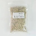 商品詳細 底石 ひゅうが 小粒 150g SPEC 内容量:約150g 通常2営業日以内に発送致します。お急ぎの場合はご連絡下さい。土日祝日は発送お休みです。 水はけ、通気性のよい軽石、鉢底石としても 宮崎県南部でとれる軽石の一種である日向土を鉢底石としてお使いいただけるように小分けパックにしました。日向土の粒には小さな穴がたくさん空いており通気性が良いという特徴があります。小粒と中粒の容量違いをご用意していますので鉢の大きさや、植物の種類によって使い分けていただけます。この商品はギフト対応できません。ご依頼頂きましても通常包装での発送となります。北海道・沖縄は現在配達できません。当該地域へのご注文はキャンセルさせて頂きますのでご了承ください。