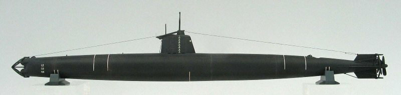 甲標的 甲型 真珠湾攻撃時について
艦艇というよりも有人兵器的な構造を持つ小型潜水艦の計画は昭和7年から進められていました。
甲標的は乗員2名・搭載魚雷2発をもって母艦となる潜水艦より発進し艦隊決戦時にヒットアンドアウェイの奇襲攻撃を行うことを当初の目的として開発されました。
そして量産に入った甲標的甲型は真珠湾攻撃より作戦に投入されました。

キット内容
★マーキングは真珠湾攻撃時に加えキスカ島、呉・大浦崎基地の甲標的3種が付属。
★ディスプレイ用の搭載魚雷が付属。
★完成全長338mm、部品点数40点

・ホビー系商品についての諸注意
メーカー都合により発売の大幅な延期が発生する可能性がございます。
予約商品についてはメーカーから順次入荷次第の発送となります。メーカー公表の発売日とは異なる場合がございますのでご了承ください。【対象年齢】：