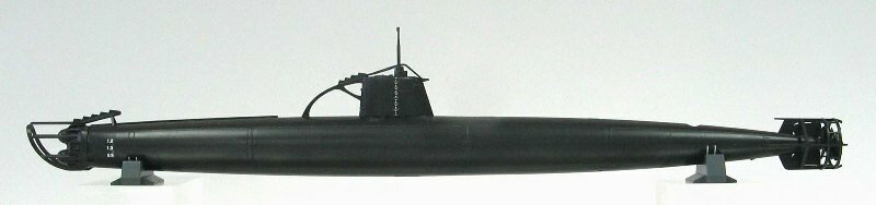甲標的 甲型 シドニー湾攻撃時について
乗員2名・搭載魚雷2発をもって母艦より発進し艦隊決戦時に奇襲攻撃を行うことを当初の目的としていた甲標的ですが、現実には開戦当初より厳重警戒下の港湾内進入という厳しい状況に投入されました。
真珠湾攻撃に続き、昭和17年5月31日には第二次攻撃隊としてオーストラリア・シドニー港に突入し、宿泊艦「クッタバル」を撃沈、オランダ潜水艦「K9」に被害を与える戦果を挙げています。

キット内容
★シドニー湾突入作戦時に増設された防潜網切断器、スクリューガードなどを再現。
★完成全長340mm、部品点数36点

・ホビー系商品についての諸注意
メーカー都合により発売の大幅な延期が発生する可能性がございます。
予約商品についてはメーカーから順次入荷次第の発送となります。メーカー公表の発売日とは異なる場合がございますのでご了承ください。【対象年齢】：