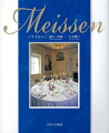 １７０８年のマイセン磁器誕生に関わった人々の情熱と、伝え守り抜いてきた人々の想いが織りなす３００年の物語。アウグスト強王の指示のもとベトガーらの努力により生み出された白磁から、ヘロルトの絵付け作品、ケンドラーの人形や動物彫刻、スワン・サーヴィス、ブルー・オニオン、マイセン・ローズ、カップ・コレクション…。憧れの白い磁器を育んだ美しいドレスデンの風景写真とともに、華麗なるマイセンを紹介。