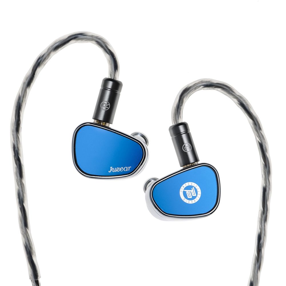 JUZEARは2016年創業のブランドで、カスタムインイヤーモニター（IEM）の製造を専門としています。
創業者の音質への情熱を基盤に、JUZEARは卓越した技術力と細部へのこだわりを持ち、音楽のすべてを忠実に伝える製品を提供しています。
2023年に41Tを発売とともにグローバル展開を開始し、
今回のNimbusは有線Hi-Fiの世界へ踏み出すユーザーのための、妥協のないエントリーモデルとして開発されました。

【自社開発10mm MACCD複合振動板ダイナミックドライバー】
多層非晶質カーボン複合振動板（MACCD）とTPEE製フレキシブルサスペンションを採用。
高剛性・軽量な振動板構造により、自然な音色と無理のないダイナミクスを実現。
低域はしっかりとした弾力感、中域はクリアで温かみがあり、高域はなめらかで抜けが良く、低音の圧迫感も高音のきつさもない、
ジャンルを問わないバランスの取れたサウンドに仕上げています。

【交換可能な3種のチューニングノズル】
White（バランス・柔らかさ・滑らかさ）、Red（明るさと抜け感をプラス）、Black（より豊かな空気感）の3種類を用意。
工具不要で簡単に交換でき、好みのサウンドキャラクターを選べます。

【透明感あふれるブルー、CNC精密加工シェル】
レーザー加工のカラフルガラスパネルが、光の当たり方や角度によって幾重にも重なるブルーの表情を見せます。
CNC精密加工による亜鉛合金シェルとクロームメッキ仕上げの外殻が、堅牢な質感となめらかな手触り、洗練されたデザインを両立。
片側わずか9.2gの軽量設計で、長時間のリスニングでも快適な装着感を実現します。

【フラッグシップに迫るアクセサリー構成】
単結晶銅の銀メッキケーブルは柔らかくしなやかで絡まりにくい線材を採用。
Type-C USB DACはCX31993オーディオDACチップを搭載し、32bit／384kHzのハイレゾオーディオに対応。
スマートフォン・タブレット・PCとプラグアンドプレイで接続でき、Nimbus以外の3.5mm有線イヤホンでも使用可能です。

【音楽鑑賞からゲーム、ビジネスシーンまで】
DAPでの音楽鑑賞、スマホでの音楽鑑賞、ゲームでのボイスチャット、ビデオ会議まで、1台のイヤホンでより多くの日常シーンに対応。
通勤・仕事・勉強・ゲーム・就寝前など、毎日使うためのイヤモニとして設計されています。

【JUZEAR（ジュゼアー）について】
JUZEARは2016年に設立されました。創業者は音質に対する妥協のない追求を続ける情熱的なオーディオ愛好家で、
JUZEARは音楽へのオマージュであると同時に、音の美学を深く探求する存在でもあります。

JUZEARは高級カスタムインイヤーモニター（IEM）の経験を積み、多くのバンドやオーディオファンの支持を得てきました。
完璧を追求し、細部に至るまでこだわり抜く姿勢が、今日のJUZEARを形作っています。

2016年： 3ドライバー同軸ハイブリッドIEMをリリース
2017年： 5ドライバーおよび6ドライバーのユニバーサルIEMを発売
2018年： V5高級カスタムIEMを発表
2019年： 6ドライバーハイブリッドカスタムIEMをリリース
2020年： V6およびV8高級カスタムIEMを発売
2021年： V10エレクトロスタティック＆バランスドアーマチュアハイブリッドIEMをリリース
2022年： V12エレクトロスタティック＆バランスドアーマチュアハイブリッドIEMを発表
2023年： 41Tをリリースし、JUZEARのグローバル展開を開始
2024年： 61Tをリリースし、さらに高品質なサービスを提供
2025年： Defiantをリリース
2026年： Nebulaをリリース（フラッグシップハイブリッドIEM）に続き、Nimbus（エントリーモデル・シングルダイナミックドライバーIEM）をリリース

【製品仕様】
●ドライバー： 自社開発10mm MACCD（Multilayer Amorphous Carbon Composite Diaphragm）複合振動板ダイナミックドライバー（1DD）
●周波数特性： 20Hz-20kHz
●インピーダンス： 32Ω
●感度： 108dB ±1dB SPL／mW
●全高調波歪率： ≦0.8％
●ケーブル： 4芯単結晶銅銀メッキケーブル
●コネクター： 0.78mm 2Pin
●プラグ： 3.5mm（マイク付）＋Type-C USB DACバージョン
●遮音性： 最大26dB（パッシブ）
●重量： 9.2g（片側）
●シェル： CNC精密加工 亜鉛合金シェル／クロームメッキ仕上げ／レーザー加工カラフルガラスフェイスプレート（Transparent Blue）
