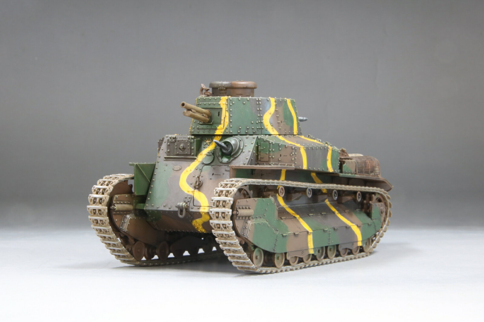 八九式中戦車 乙［イ号］について
日本における最初の制式戦車である八九式戦車は、開発当初にはガソリンエンジンを搭載していましたが、水の確保が難しい大陸での運用を想定し冷却水が不要かつ燃費の向上、さらに燃料漏れなどによる車体炎上の危険性を減らすことも出来る『空冷ディーゼルエンジン』に換装されます。
このエンジンに換装されたタイプは乙型と呼ばれ、それまでのガソリンエンジン搭載車両は甲型と呼ばれ区別されました。

キット内容
本キットでは乙型の特徴でもある車体上面の給油口や、車体上面の空気取入れ口などの違いを細かく再現しています。
さらに当時の写真でよく見られる、車体後部の尾体に乗せられたシートにくるまれた荷物をプラスチック製パーツにてモデル化し、情景に映える姿を再現する事ができます。
対空機関銃は銃架に装備した状態と収納した状態が選択可能です。
履帯は軟質樹脂製のベルト式で、マフラーカバーはエッチング製にて再現しました。

・ホビー系商品についての諸注意
メーカー都合により発売の大幅な延期が発生する可能性がございます。
予約商品についてはメーカーから順次入荷次第の発送となります。メーカー公表の発売日とは異なる場合がございますのでご了承ください。【対象年齢】：