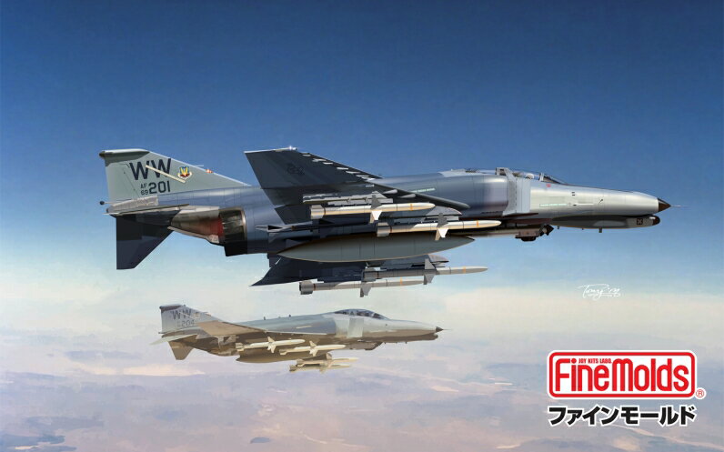 アメリカ空軍 F-4G ワイルド・ウィーゼル “湾岸戦争”について
米国はベトナム戦争で、ソ連製の地対空ミサイル(SAM)や対空火砲(AAA)により多数の損害を受け悩まされます。
そのため対レーダー攻撃機やミサイルの開発が比較的早くから進められました。
対レーダ攻撃は敵の防空策敵レーダーや射撃レーダーの電波を受信して、その発信源を破壊し敵防空施設を無力化することが目的です。
これら対レーダー攻撃による防空網制圧（SEAD）任務機にはワイルドウィーゼルのニックネームが付けられることとなります。
F-4Gは1975年よりワイルドウィーゼル5として既存のE型から134機が改造され、米本土の他に冷戦期の欧州や西太平洋エリアで姿が見られました。
1990〜91年の湾岸戦争ではF-4Gがイラク軍の防空網制圧任務にあたり、F-4シリーズ最後の軍歴を飾りました。

キットについて
本キットでは、新金型にて主翼構造材を強化した機体下面、機首レドーム下センサー類を収めたバルジ・垂直尾翼・背面パネル・計器パネルを精密に再現しました。
マーキングはヒルグレイ迷彩の第35戦術飛行団所属機（35TFW）から2機と、ドイツに展開していた第52戦闘飛行団所属機の2機が付属しています。

・ホビー系商品についての諸注意
メーカー都合により発売の大幅な延期が発生する可能性がございます。
予約商品についてはメーカーから順次入荷次第の発送となります。メーカー公表の発売日とは異なる場合がございますのでご了承ください。【対象年齢】：