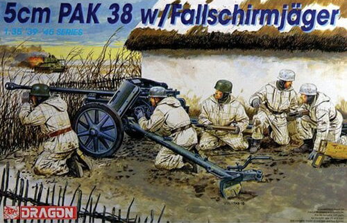●第二次大戦でドイツ軍が使用した対戦車砲、5cmPak38を1/35スケールで再現
●運用する兵士、勇猛果敢で知られた降下猟兵もセット
●Pak38はパーツ点数約55点で砲身、砲架に至るまでリアルに再現
●対戦車砲ならではのメカニカルな仕上がり
●防盾などの厚さもリアリティーを高めるドラゴンならでは表現も魅力
●射撃状態と移動状態を選択して組立可能
●このキットでは兵士のフィギュアも用意
●兵士はドイツ軍の降下猟兵をモデル化し、冬季のスモックを着用した冬季装備での再現
●兵士のヘルメットなどは降下猟兵用ヘルメットの独特の形状もしっかりとモデル化
●ポージングも砲を設置し、物陰から迫りくるソビエト軍戦車を待ち構える緊張感あふれる瞬間を表現

・ホビー系商品についての諸注意
メーカー都合により発売の大幅な延期が発生する可能性がございます。
予約商品についてはメーカーから順次入荷次第の発送となります。メーカー公表の発売日とは異なる場合がございますのでご了承ください。【対象年齢】：