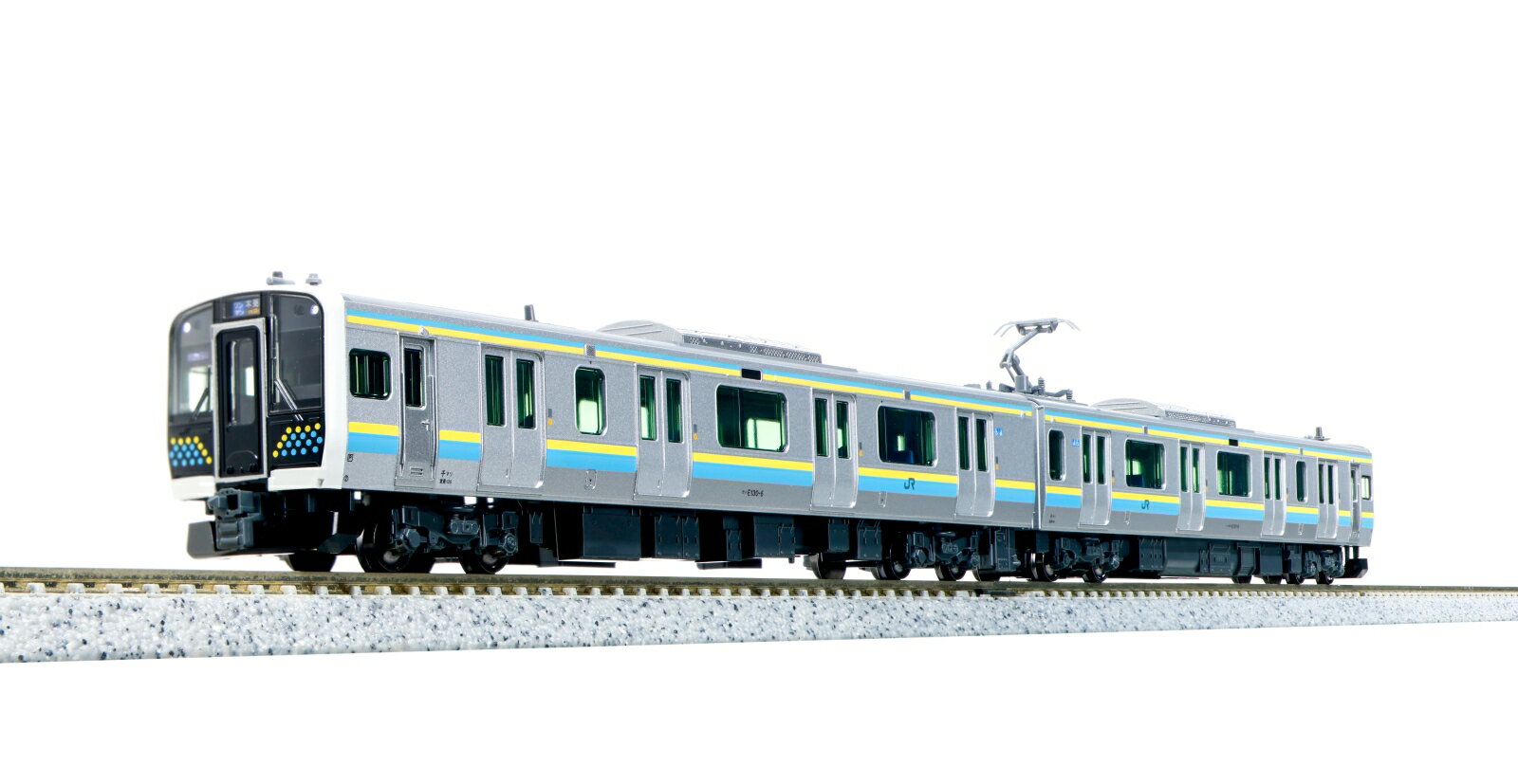 ●E131系0番台は、房総地区ローカル輸送の品質向上、車内の快適性向上などを目的に令和2年（2020）に登場しました。
客室部はE235系、運転台部はE129系をベースとした20m級4ドアの設計で、柔軟な編成を組めるよう1M方式が採用されています。
車内は変則的なセミクロスシートで、外観は房総の海をイメージした青色と菜の花の黄色の配色がなされ、波の飛沫をイメージした水玉模様があしらわれています。
鹿島線・内房線・外房線などで運用され、一部の列車は2編成を併結した4両編成で運行されています。

◆房総地区のローカル輸送で活躍するE131系0番台を再生産いたします。
地元の列車でNゲージを楽しみたい方、短編成でお手頃に運転したい方にもオススメです。
好評発売中の〈10-2170/1934 E259系「成田エクスプレス」(リニューアルカラー)〉や〈10-1702S〜1705S E235系1000番台横須賀・総武快速線〉などの房総地区で顔を合わせる様々な車両とお楽しみいただけます。

◆今回製品は再生産になります。
今回製品より価格・JANコードが変更になります。
その他の仕様に関しまして従来製品より変更はありません。

活躍地域
・関東

会社
・JR

製品特徴
・幕張車両センター所属のR06編成を製品化
・房総の海をイメージした青色と菜の花の黄色の側面帯、前面の水玉模様を美しく再現
・ワンマン運転用に設置された側面の安全確認カメラを車体と一体で表現
・ヘッド/テールライト、前面表示、運番表示点灯（白色LED採用）。粒状のテールライトを再現
・スロットレスモーターの採用で、スムースかつ静粛な走行性を実現（減磁板組み込み済）
・各車ともボディマウント式KATOカプラー密連形（フックなし）装備。先頭部用に電連（2段）を付属
・前面表示は「ワンマン(青)木更津 内房線」を組付済。交換用に「ワンマン(赤)上総一ノ宮 外房線」「ワンマン(茶)鹿島神宮」「(無地)」を付属
・行先表示シール付属。お好みの行先を選択可能

製品内容・編成図
←成田・木更津
クハE130-6
クモハE131-6(M)
上総一ノ宮・安房鴨川・鹿島神宮→

製品内容・編成図
←成田・木更津
クハE130-6
クモハE131-6(M)
上総一ノ宮・安房鴨川・鹿島神宮→

製品仕様
・スケール：1/150 9mm(Nゲージ)
・商品形態：塗装済完成品
・車体の材質：プラスティック
・モーター：スロットレスモーター搭載
・ライト：ヘッドライト・テールライト点灯
・付属品：消灯スイッチ用ドライバー、行先表示シール、交換用前面表示：「ワンマン（赤）上総一ノ宮 外房線」「ワンマン（茶）鹿島神宮」「無地」×各2、電連（2段）×2

・ホビー系商品についての諸注意
メーカー都合により発売の大幅な延期が発生する可能性がございます。
予約商品についてはメーカーから順次入荷次第の発送となります。メーカー公表の発売日とは異なる場合がございますのでご了承ください。【対象年齢】：8歳以上