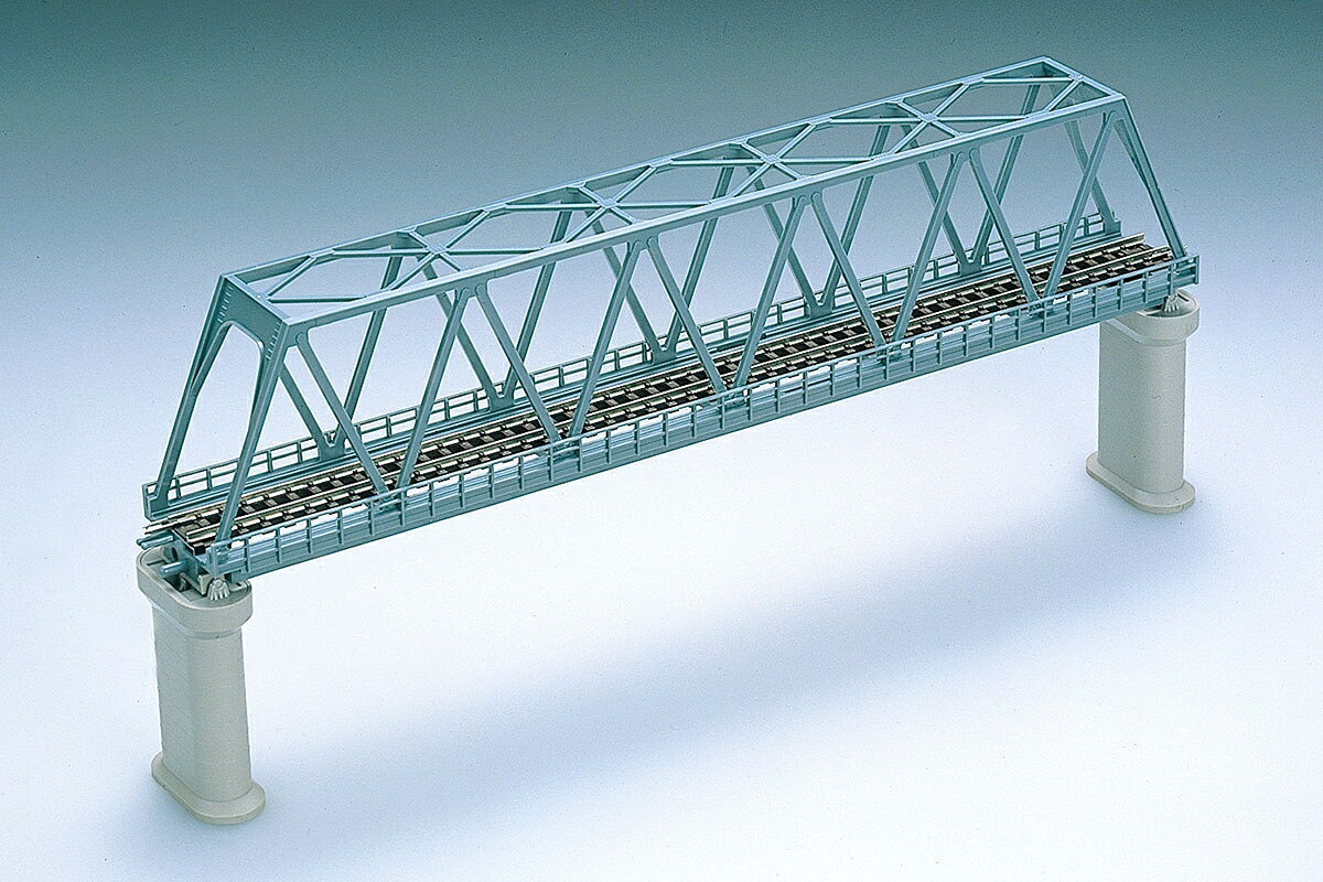 ストレートレールS280(F)と同じ長さを持つ280mmの単線トラス鉄橋(青)です。

特徴
●長さ280mmの単線トラス鉄橋
●木製枕木表現
●橋脚はコンクリートタイプの丸形
●レール同士は簡単確実な接続

製品内容
●単線トラス鉄橋(F)(青)
●PC橋脚
●カップリング

パッケージ形態
ブリスターパッケージ(吊り下げ式)

・ホビー系商品についての諸注意
メーカー都合により発売の大幅な延期が発生する可能性がございます。
予約商品についてはメーカーから順次入荷次第の発送となります。メーカー公表の発売日とは異なる場合がございますのでご了承ください。【対象年齢】：