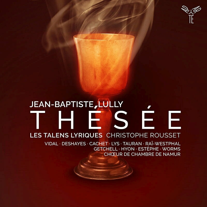 ルセ＆レ・タラン・リリク、フランスで100年にわたって愛され続けた
当時のフランスの顔ともいえたリュリのオペラ『テゼ』を録音！

クリストフ・ルセとレ・タラン・リリクが探求を続けているリュリ。このたび、リュリの3作目のオペラである『テゼ』が登場します。録音がきわめて少ない作品で、このルセによる録音はまさしく大歓迎の新録音といえるでしょう。
　テゼ（＝テセウス）はギリシャ神話の人物で、ミノタウロス（牛頭人身）退治などで知られますが、ここではテゼの若い頃が舞台となっています。筋書きは、テゼに思いを寄せるエグレ（アグラエア）とメデ（メデア）を中心に、魔術師が登場、宮殿（ヴェルサイユ）やアテネなど舞台もめまぐるしく変わるなか、最後はエグレとテゼが結ばれる、というもの。ヘンデルのテゼオ（1713年）など、リュリ以降も多数の作曲家たちによってこの物語をオペラの題材にしています。
　初演に際し、ちょうどのタイミングでフランス軍が戦いに勝利したというしらせを受け、リュリと台本作者のキノーは、急遽プロローグを朗らかな内容に変えるなどし、ルイ14世を戦いの神とするようなテキストも盛り込まれています。器楽編成も、当時絶大な権力を誇ったリュリの力をフル活用し、大編成をとりました（「王の24のヴァイオリン」さらに「21の小ヴァイオリン」（ラ・プティット・バンド）が参加）。さらにあのオトテール兄弟（フルートとオーボエ）も参加、そしてトランペット奏者には王のボディーガードを起用するなど、大編成な管弦楽と、王を喜ばせるポイントも多数盛り込んだ編成にしています。はたしてこの作品は大成功をおさめ、初演の1675年1月15日から翌年4月まで、休止期間はあったものの週3回のペースで上演されました。また、1754年のルイ16世の生誕の祝宴などでも演奏されるなど、フランスという国を代表するオペラでありつづけました。リュリの音楽の驚くべき声楽の雄弁さは圧倒的。また、器楽のみの楽曲も、たとえばトランペットやティンパニが活躍する第1幕第10場の「生贄の司祭の行進」など、実に華やかにして贅沢。ルイ14世とリュリ、両者が当時圧倒的な力をもっていたことも実感させられる壮麗な作品です。
　ドラマの中心にいるのはメデ（＝カリーヌ・デエ）。意志が強く悲劇的なメデの姿を華麗に演じ、リュリのオペラの中でも最も熱狂的な作品である本作の魅力を存分に引き出し、聴かせます。マティアス・ヴィダルとデボラ・カシェのデュエットにも胸をうたれるなど、聴きどころ満載。リュリがつくりあげた壮大な音楽を、ルセが最高の歌唱陣と器楽奏者たちを率いて、これ以上ないかたちで壮麗に響かせます。（輸入元情報）

【収録情報】
● リュリ：歌劇『テゼ』全曲

　テゼ／マティアス・ヴィダル（テノール）
　メデ／カリーヌ・デエ（メゾ・ソプラノ）
　エグレ／デボラ・カシェ（ソプラノ）、ほか
　ナミュール室内合唱団
　レ・タラン・リリク
　クリストフ・ルセ（指揮）

　録音時期：2023年3月3-5日
　録音方式：ステレオ（デジタル）



Powered by HMV