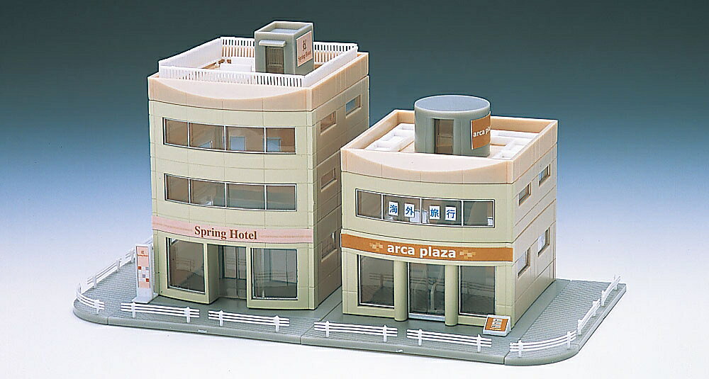 トミックス建物(ストラクチャー)シリーズ。

特徴
●正面がカーブしたデザインの低層ビルで、3階建てと2階建ての2つのビルのセットです
●組み合わせて5階建てとすることができます

製品内容
●本体
【付属品】
●小物パーツ
●シール

パッケージ形態
ウインド付紙箱

・ホビー系商品についての諸注意
メーカー都合により発売の大幅な延期が発生する可能性がございます。
予約商品についてはメーカーから順次入荷次第の発送となります。メーカー公表の発売日とは異なる場合がございますのでご了承ください。【対象年齢】：