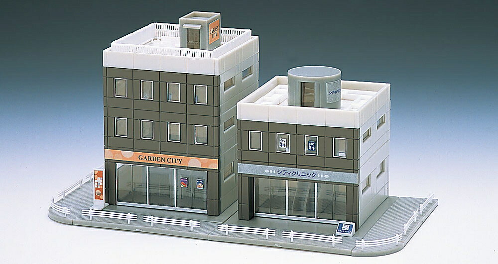 トミックス建物(ストラクチャー)シリーズ。

特徴
●正方形の断面を持つ低層ビルで、3階建てと2階建ての2つのビルのセットです
●組み合わせて5階建てとすることができます

製品内容
●本体
【付属品】
●小物パーツ
●シール

パッケージ形態
ウインド付紙箱

・ホビー系商品についての諸注意
メーカー都合により発売の大幅な延期が発生する可能性がございます。
予約商品についてはメーカーから順次入荷次第の発送となります。メーカー公表の発売日とは異なる場合がございますのでご了承ください。【対象年齢】：