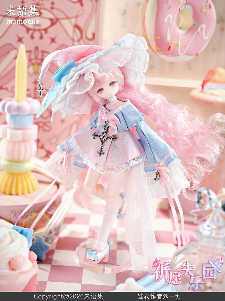 中国の新鋭ドールメーカー、momotale社のノンスケールMJD(メカニカルジョイントドール)、「祈願の失楽園」が登場!
植毛仕様のヘアは自由にスタイリングが可能で、細部までこだわった布製衣装も魅力。
さらに、パッケージは収納ケースとしてはもちろん、そのままディスプレイケースとしてもお楽しみいただけます。
ぜひお見逃しなく!

パーツリスト:
・帽子×1
・ケープ×1
・トップス×1
・ショートパンツ×1
・バックリボン付きトレーン×1
・アームカバー×2
・靴下×2

サイズ:高さ約22cm
素材:PVC+ABS+布

※海外仕入商品の為、多少の箱潰れが発生する可能性がございます。箱潰の交換は出来かねます。ご了承ください。

Copyright(C)2026未?集

・ホビー系商品についての諸注意
メーカー都合により発売の大幅な延期が発生する可能性がございます。
予約商品についてはメーカーから順次入荷次第の発送となります。メーカー公表の発売日とは異なる場合がございますのでご了承ください。【対象年齢】：15歳以上【商品サイズ (cm)】(高さ）：22