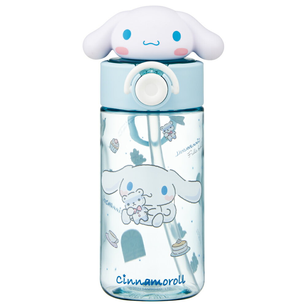 【商品詳細】マスコット付ストローボトル。

ワンプッシュで簡単オープン。
キャップを後ろに倒すと固定される、キャップロック設計。

誤作動でキャップが開くのを防ぐロックリング。
オープン防止ロック機能付。

口当たりが良く飲みやすいシリコーン製飲み口。

未使用時は畳めてスッキリ、手提げリング付。
指が痛くなりにくいシリコーン製。

透明度が高く丈夫な本体。

【商品サイズ（約）】
サイズ：72×160×90mm(マスコット部・手提げリング部を除く)
72×90×214mm(マスコット部分含む)
容量：470ml

【品質表示（耐熱温度）】
本体：飽和ポリエステル樹脂(100度)
キャップ：飽和ポリエステル樹脂(100度)
フタ：ポリプロピレン(120度)
ストロー飲み口：シリコーンゴム(140度)
ストロー：シリコーンゴム(140度)
パッキン：シリコーンゴム(140度)
手提げリング：シリコーンゴム(140度)
マスコット：ポリ塩化ビニル樹脂(120度)
バネ：ステンレス鋼

※マスコット部分に水がたまる可能性がありますので、つけ置き洗いはご遠慮ください。マスコット部分は引っ張れば取り外すことができます。
※自動食器洗浄機または食器乾燥機は絶対に使用しないでください。
※煮沸消毒は変形することがありますのでしないでください。
※薬液消毒ができる部分は本体・ストロー飲み口・パッキンです。消毒する際はベビー用の消毒液を使用し、各消毒液の使用方法に従ってください。
※手洗いの際はスポンジや柔らかい布に食器用中性洗剤をつけ、ぬるま湯で洗ってください。
※電子レンジでの加熱はしないでください。
※25度以上の飲料水を入れないでください。口内やけどや飲み物が逆流する場合があります。

●中国製

※掲載画像はあくまでイメージです。実際の商品とは色、柄等が異なる場合がございます。何卒ご了承ください。【商品サイズ (cm)】(幅×高さ×奥行）：7.2×16×9