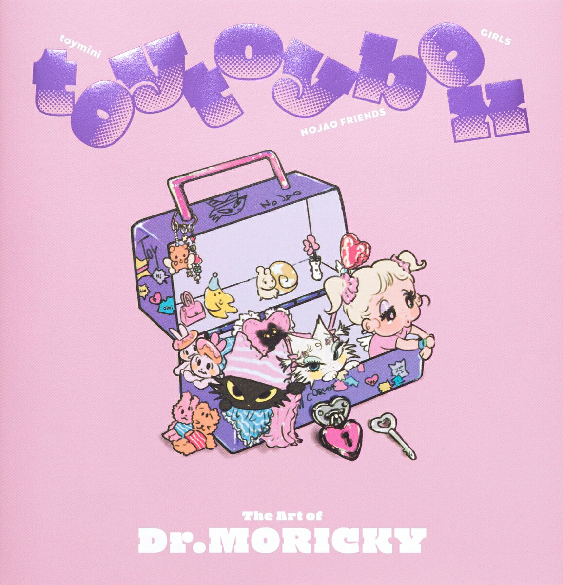 「おもちゃ箱」の世界を描くDr.MORICKY初画集

日本を拠点に活動するイラストレーター、Dr.MORICKYの作品を約750点収録した、ファン待望の初画集です。

Dr.MORICKYが描くのは、かわいい、かっこいい、ちょっとへんてこなものたち。
何が飛び出してくるかわからない、驚きに満ちた作品世界は、国内外で多くの支持を集めています。

本書では、不思議なねこの生きもの「NOJAO」シリーズをはじめ、小さいものたちを描く「toymini」、さまざまなかわいさを持つ女の子たちを表現した「GIRLS」まで、レトロでどこか懐かしい作品世界を全320ページにぎゅっと詰め込みました。

そのほか、お布団で眠るねこを描いた「mimir」シリーズをはじめ、繰り返し描いてきたさまざまなモチーフの解説や、創作のルーツとなった2014年の活動初期作品、未公開スケッチなども掲載しています。
「toy toy box」の名にふさわしい、Dr.MORICKYの「おもちゃ箱」の世界を、心ゆくまでお楽しみください。

《以下、Dr.MORICKY巻頭コメントより抜粋》
「今回の画集のコンセプトでもある『おもちゃ箱』は、わたしがこれまでイラストを描き続ける中で、ずっと大切にしてきたテーマです。
（中略）
この画集をめくるたびに『次はどんなものが飛び出してくるんだろう』と、おもちゃ箱を開けるようなわくわくを感じてもらえたら、とても嬉しいです。」

“The idea of “toy box”-the very concept at the heart of this art book-has been a constant theme throughout my illustration work.
[...]
I hope each page brings the same sense of wonder as opening a toy box, never quite knowing what treasure you’ll discover next.”