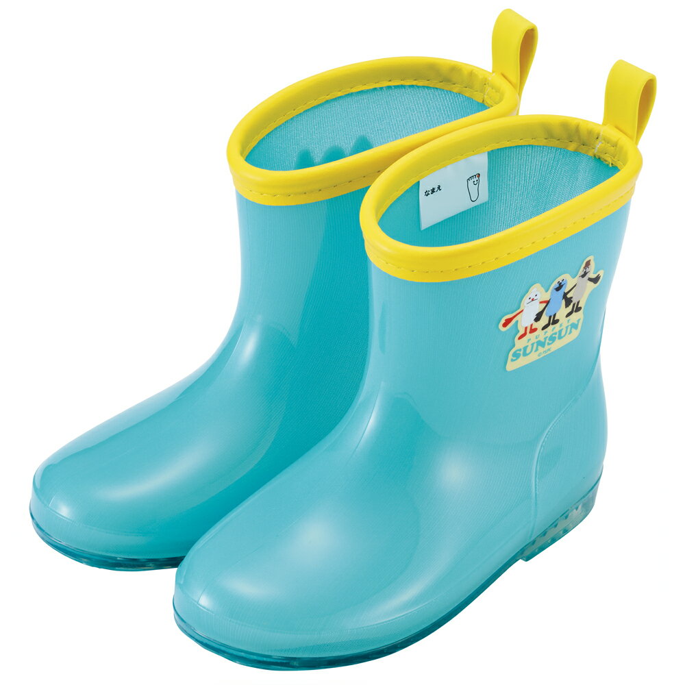 【商品詳細】雨の日も楽しくおでかけ！キャラクター柄のキッズレインブーツ！底までかわいい総柄入り！

他人の靴と間違えないネームタグ付き。
左右がわかるイラスト付きなので左右も間違えない♪

ブーツの後ろ側に雨の日に安心な反射テープ付き。
夜間のライトを反射して存在を知らせます。

中敷き付きで、取り出して乾かして使えるので衛生的。

【対象年齢】
4〜5歳前後
※年齢は目安です。お子様によってはサイズが合わない場合もあります。ご確認の上ご購入下さい。

【商品サイズ(約)】
サイズ：17cm
総丈：15.5cm
履口周囲(内寸)：24.5cm
重さ：345g

【品質表示】
本体：ポリ塩化ビニル
裏地：ポリエステル
パイピング・タブ：合成皮革

※足のサイズにあったものを使用してください。ケガ、破損の原因となります。

●中国製

※掲載画像はあくまでイメージです。実際の商品とは色、柄等が異なる場合がございます。何卒ご了承ください。【商品サイズ (cm)】(幅×高さ×奥行）：15×14×18