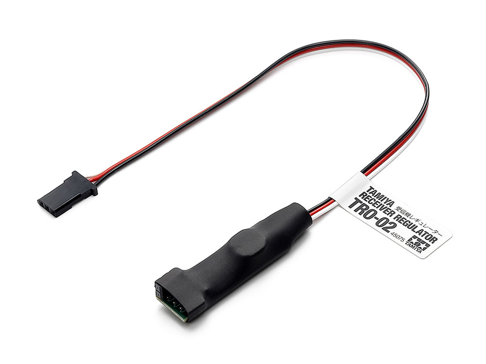 【 走行用バッテリーの電圧を受信機電源として使える6.0Vに降圧 】 
BEC回路を搭載していないESCと受信機の間に接続して、走行用バッテリー電圧を6.0Vにする回路です。
ファインスペック2.4G 2chプロポセットに標準装備されているESC「TEU-107BK」に、走行用として6.6Vバッテリーや7.2Vバッテリーを使う場合、受信機やサーボを正常に作動させるために欠かせない回路です。

【 基本スペック 】 
定格電圧6.0V、定格最大電流3A、コード長20cm(コネクター含まず)

・ホビー系商品についての諸注意
メーカー都合により発売の大幅な延期が発生する可能性がございます。
予約商品についてはメーカーから順次入荷次第の発送となります。メーカー公表の発売日とは異なる場合がございますのでご了承ください。【対象年齢】：