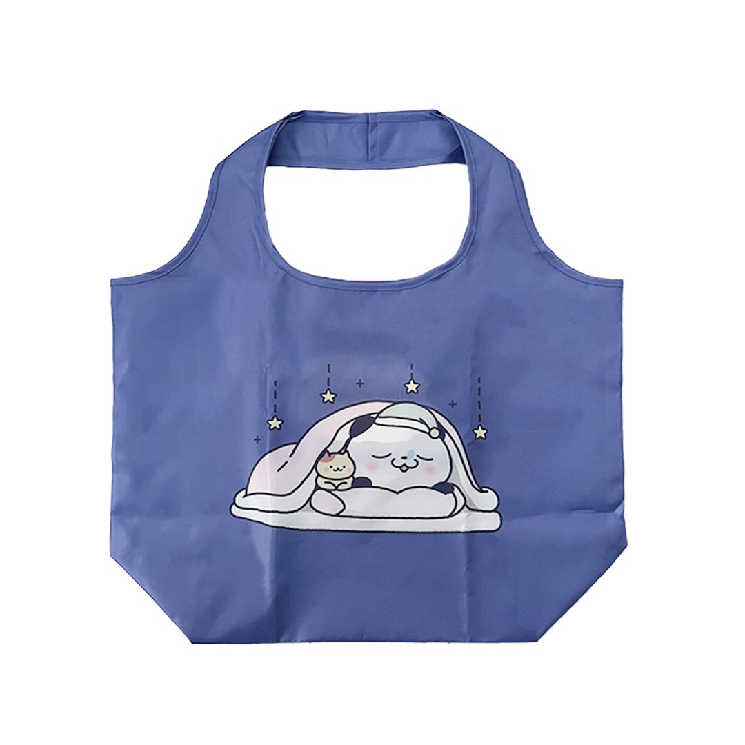 お買いものパンダのエコバッグが新登場！
パジャマ姿のお買いものパンダたちがあなたのお買い物を楽しくサポートします。
使わない時は折りたたんでコンパクトに。
軽量素材なので、持ち歩きのストレスがありません。
「エコ」をもっと楽しく、お買いものパンダと一緒に、サステナブルな毎日を始めませんか？

＜商品サイズ＞
袋部分：約縦31×横44×マチ17cm
持ち手から底まで：約縦49cm
折りたたみ時：約縦13×横18cm
＜材質・素材＞
ポリエステル100％