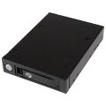 2.5インチSATA／SASドライブ用モバイルラックバックプレーン。この1ベイモバイルラックバックプレーンを使用し、データの完全性を守りながらサーバーやPCのストレージ機能を簡単に増強することができます。2.5インチSASまたはSATA HDD／SDDを3.5インチ外付け拡張ベイで簡単に着脱できるため、システムインテグレータや管理者に最適な、柔軟性の高いデータストレージ＆管理ソリューションとなります。

【シンプルな互換性】
本製品は、SASとSATA両方の2.5インチドライブで5mmから15mmの高さに対応し、デスクトップまたはサーバーでドライブを簡単にインストール・交換できるバックプレーンです。SAS 2.0およびSATA 3.0に対応するコントローラと使用する場合は最大で6Gbpsの転送スピードを発揮し、ハードドライブの性能を最大限に引き出します。

このバックプレーンは、横方向にも縦方向にもマウント可能な設計で多くのサーバーおよびコンピュータとの幅広い互換性を確保し、また、エラーのないトレー挿入メカニズムを備えています。着脱可能なスチール製トレイは、装着したらロックをかけることができ、ドライブ保護性能が高くなっています。スクラッチを防ぐSATA （NSS）コネクタは、挿入耐久評価が50,000回以上と高いレーティングに対応しており、ドライブとベイの両方で長期に渡る安定したパフォーマンスを提供します。

【便利なスワップ対応ドライブトレイ】
ドライブの挿抜が頻繁に行われる忙しい作業環境では、システムをシャットダウンせずにホットスワップが可能なバックプレーンが活躍します。

製品に含まれるドライブトレイは、シングルベイバックプレーンでも4ベイバックプレーン（製品番号：SATSASBP425）でも使用することができます。システム間のホットスワップで素早くファイルにアクセス可能です。

【耐久性に優れた通気口つきメタル筐体】
高品質素材を使用した堅牢なメタル筐体は安定した性能を提供します。本体には通気口がついており、通気性を確保して熱のこもりを防ぎます。

StarTech.comでは、本製品に2年間保証と無期限無料技術サポートを提供しています。