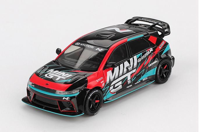 1/64スケールで新旧スポーツカーやレーシングカーを精密にモデル化しているMINI GTの新作として、今年の東京オートサロンにて公開され話題となった、MINI GTとのコラボレーション車両である「Hyundai アイオニック 5N」が登場。
実車はヒョンデのサブブランドである「N」より、初の電気自動車としてデビューしました。

パッケージサイズ: 約 W100 x D45 x H35 (mm) / ブリスタータイプ: 約 W140 x D195 x H50 (mm) 
素材:ダイキャスト

Prototype Sample-Approval Pending　版権元監修中、写真はサンプルのため実際の商品と異なる場合がございます。

末尾に「BL」が付く商品は、ブリスター仕様となっています。

※本案内に記載のパッケージサイズや素材は予告なく変更される場合がございます。予めご了承ください。
※メーカー都合により大幅な発売延期や発売中止が発生する場合がございます。予めご了承ください。

・ホビー系商品についての諸注意
メーカー都合により発売の大幅な延期が発生する可能性がございます。
予約商品についてはメーカーから順次入荷次第の発送となります。メーカー公表の発売日とは異なる場合がございますのでご了承ください。【対象年齢】：