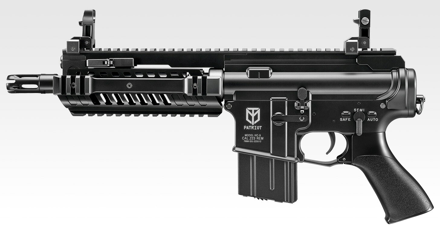 ピストルスタイルのM4カスタマイズモデル
ストックを廃してバレルを切り詰めたピストルスタイルのM4パトリオットHCが、電動ガン ハイサイクルカスタムで登場！
コンパクトで取り回しやすいM4ベースのボディには、様々なオプションパーツを搭載可能なレイルハンドガードや、操作性を向上させるカスタムパーツを装備。
さらに秒間25発という連射性能を秘め、機動力・火力ともに優れたモデルとなっています。

M4またはM16をベースに、バレルを極端に切り詰めてストックの無いピストルスタイルにしたカスタムモデルが、一般的に「パトリオット」の名称として定着しています。
ハイパワーなライフル弾を発射するコンパクトなボディは、さらに装弾数の多いドラムマガジンを組み合わせることで圧倒的な火力を発揮。
強力なハンドウェポンとして人気の高いカスタムとなっています。

製品特徴
毎秒25発の超速連射を実現
ニッケル水素8.4VミニSバッテリーで、驚きの連射速度を実現。
ハイサイクルの高速回転を支えるため、ピストンやギアなど各部に専用のカスタムを施し、国産最高級ベアリングを使用した専用のハンドメイドモーターを採用しています。

コンパクトで軽量
ショートバレル化してストックを廃したコンパクトなピストルスタイルのボディに、軽量タイプのハンドガードを装備。
また、アルミから削り出したフラッシュハイダーとアウターバレルは軽量ながら剛性が高く、狭所でも取り回しやすいモデルに仕上がっています。

操作性をアップするカスタムパーツ
長時間の作戦でも疲労が少ないよう考案された、TDタイプ・ライフルグリップを標準装備。
また、大型のマガジンキャッチやトリガーガードなど、操作性を重視したカスタムパーツを採用しています。

アンビ仕様のコッキングレバー
エジェクションポートを開閉するためのコッキングレバーは、左右どちらからでも操作が可能です。

各種オプションに対応
レイル幅20mm（ピカティニー規格）のマウントレイルを4面に配した、レイルハンドガードを標準装備。
また、フラッシュハイダーを外せば、サイレンサーなど14mm逆ネジ仕様のマズルオプションを取り付けることができます。

フリップアップ・サイト
ハンドガードから伸びるアッパーロングレイルには、折りたたんだ状態でもサイティングが可能な、フリップアップタイプのフロント/リアサイトを搭載。

連射マガジン付属
装弾数190発、ショートサイズの連射マガジンが付属。

基本情報
■ハイサイクルカスタム
■可変ホップアップシステム 搭載
■フルオート（連発）/ セミオート（単発）切替え式
全長	463 mm
銃身長	215 mm
重量	1,800 g（空マガジン含む / バッテリー含まず）
弾丸	6mm BB（0.2?0.25g）
動力源	8.4Vニッケル水素1300mAhミニSバッテリー（※1）
装弾数	190 発
型名	M4 PATRIOT HC
種類	サブマシンガン / PDW
※1：バッテリーの充電には、8.4Vニッケル水素バッテリー専用の充電器をご使用ください。

パッケージ内容
M4パトリオットHC本体、マガジン（装弾数190発）、保護キャップ、フロントサイト・アジャストツール、取扱い注意・説明書、クリーニングロッド、BB弾（0.2g/100発）、他

パッケージサイズ
横610 x 縦300 x 厚80 mm【対象年齢】：18歳以上