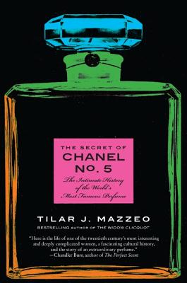 With its rich golden hue, art deco-inspired bottle, and timeless, musky scent, Chanel No. 5 is the world's bestselling perfume and arguably the most coveted luxury product of the twentieth century. In "The Secret of Chanel No. 5," Tilar J. Mazzeo offers a fascinating account of No. 5's creation, its rise to iconic status, and the legacy of its extraordinary success. Mazzeo delves deeply into the life of Coco Chanel, the brilliant, controversial, and steel-willed businesswoman at the heart of the fragrance. She walks the rose plantations and jasmine fields where the perfume's life begins, and travels to 31 Rue Cambon, the center of the Chanel empire. A blend of evocative history and thoughtful research, here is a glittering account of where art and sensuality mingle with dazzling entrepreneurship and desire: Chanel No. 5.
1920年誕生した「シャネルの5番」といえばシャネルを代表する商品であり、象徴である。マリリン・モンローが「つけて寝る」と答えたのもこの香水で、以来世界で最も有名な香水となった。本書はその秘密全てを解き明かす。邦訳題『シャネルN°5の秘密』（原書房）。