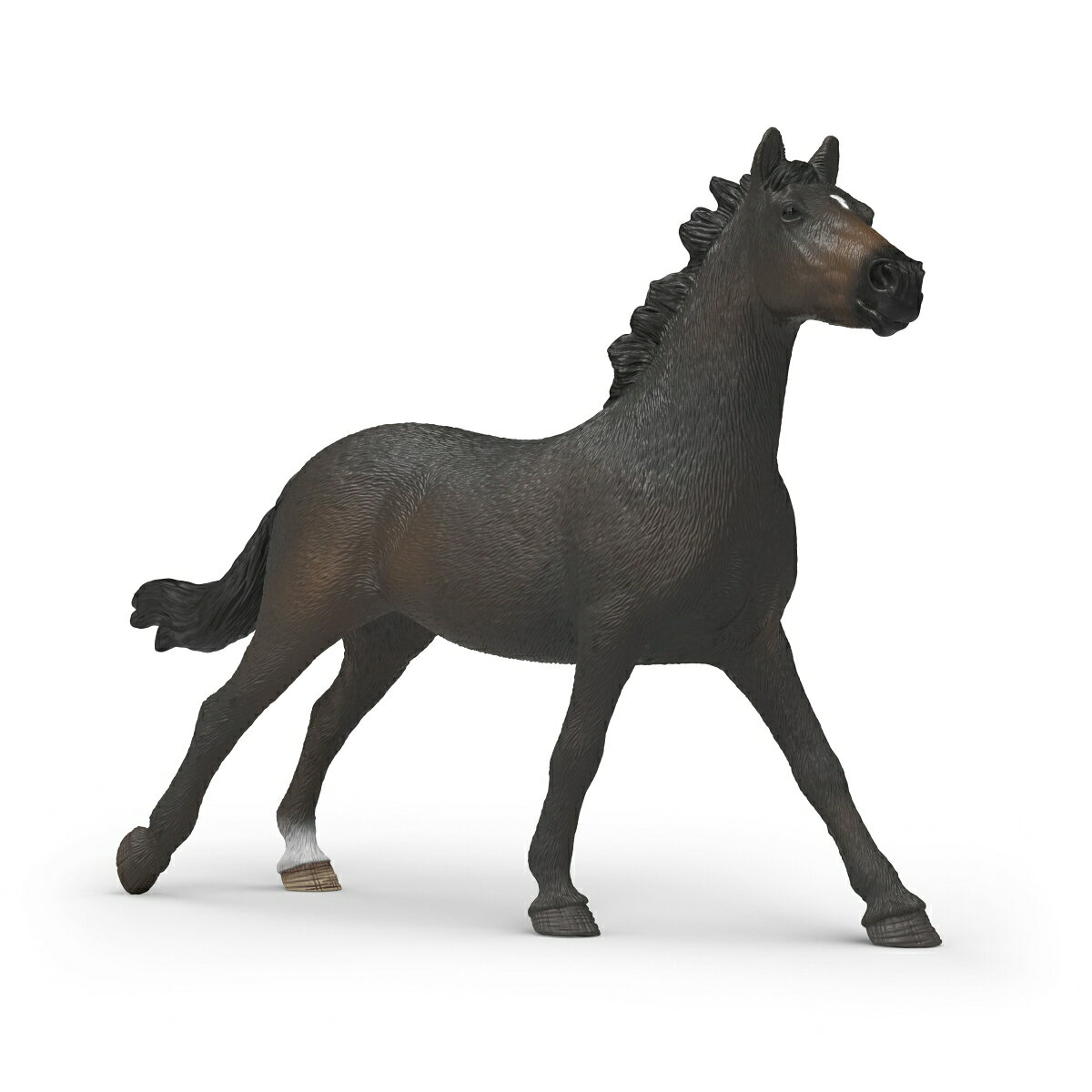 イングリッシュサラブレッドの牝馬は、優雅な外見です: 黒褐色の毛並み、豊かなたてがみと長い尾は黒く輝いています。 細い蹄（ひづめ）だけがグレーで際立っています。 左後脚の蹄 (ひづめ) の上の毛はわずかに白くなっています。 その様子は、まるで靴下を履いているようです。
 【シュライヒについて】1935年に設立されたシュライヒはドイツ有数のおもちゃメーカーであり、本物そっくりの動物フィギュアのメーカーとして世界的にもその名を知られています。今日でもフィギュアやプレイワールドのデザイン、制作ツールの製造、品質・安全性テストのすべてをドイツ国内で行っています。制作はドイツ本社および国外の製造施設で行っています。【対象年齢】：4歳以上