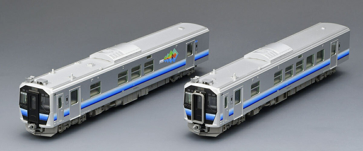GV-E400系はキハ40系などの従来車両を置き換えるために2019年より運用を開始したディーゼルカーです。
GV-E401・GV-E402形はGV-E400形と性能は同等ながら片運転台車で2両固定編成で運転されています。

活躍地域
・東北

会社
・JR

製品特徴
●GV-E401・GV-E402形を新規製作で再現
●白をベースに青のグラデーションが入った帯の秋田色を再現
●側面のロゴは印刷済み
●側面ガラスはグリーンガラスを再現
●車番は選択式で転写シート付属
●ヘッド・テールライト、前面表示部は常点灯基板装備、ON-OFFスイッチ付
●ヘッド・テールライト、前面表示部は白色LEDによる点灯
●前面表示部は選択式でシール付属
●先頭車運転台側のみTNカプラー(SP)装備
●フライホイール付動力採用
●新集電システム、銀色車輪採用
●M-13モーター採用

製品内容
●GV-E401(M)
●GV-E402

付属品
●ランナーパーツ：幌枠
●パーツ　　　　：アンテナ等
●シール　　　　：前面表示
●転写シート　　：車番等

・ホビー系商品についての諸注意
メーカー都合により発売の大幅な延期が発生する可能性がございます。
予約商品についてはメーカーから順次入荷次第の発送となります。メーカー公表の発売日とは異なる場合がございますのでご了承ください。【対象年齢】：15歳以上