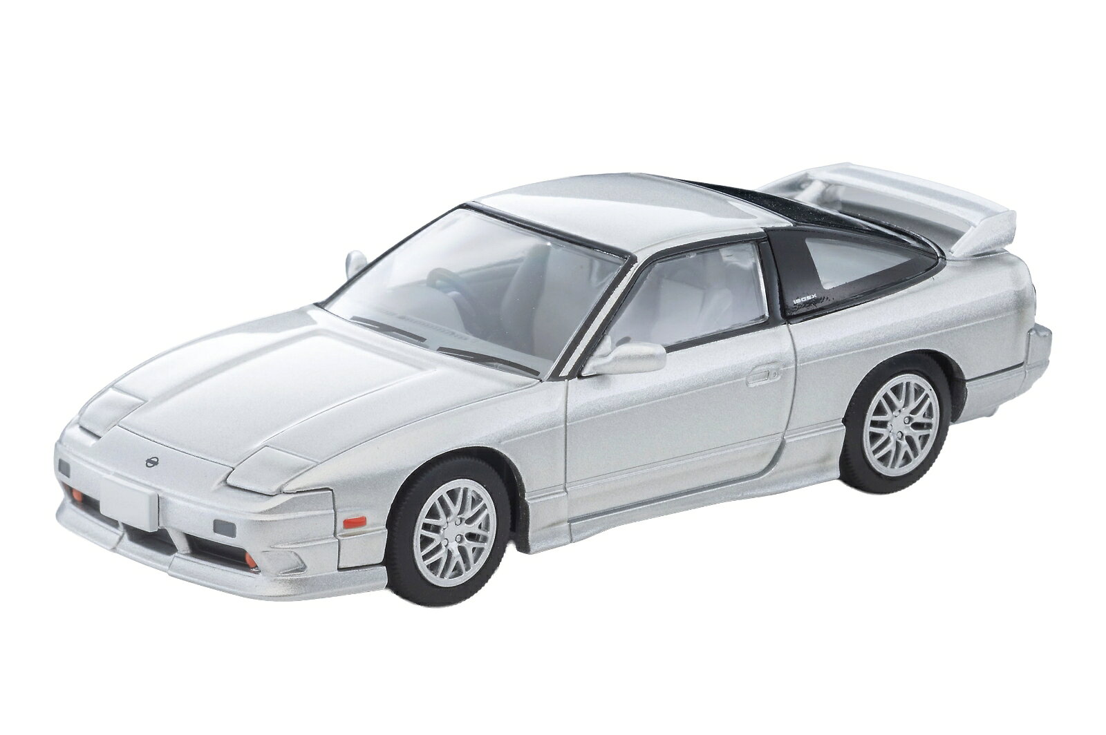 発売とともに大きな話題を呼んだS13型シルビアの兄弟車として1989年に登場した180SXは、アメリカ仕様車240SXと同じリトラクタブル・ヘッドライトやハッチバックボディ、当初はターボ車だけをラインナップするなど、シルビアと違った魅力で支持されました。
2度のマイナーチェンジを経て最終的に1999年までの長きにわたり販売され、発売から30年以上が経った現在でも根強いファンを持つ一台です。

TLV-NEOでは2021年以来中期型、前期型と180SXを展開、大変好評を頂きましたが、今回は後期型が登場いたします。
ボディ周りを中心に新規金型を多く製作、後期型ならではのフロントバンパー(大型フロントプロテクター装着状態)はもちろんのこと、後期型特有のサイドステップやアルミホイール、ステアリングを再現しています。
90年代を彩るFR車として多くの人々の記憶に残る一台を是非お手元でお楽しみください。

製品仕様
・1/64 ミニカー

・ホビー系商品についての諸注意
メーカー都合により発売の大幅な延期が発生する可能性がございます。
予約商品についてはメーカーから順次入荷次第の発送となります。メーカー公表の発売日とは異なる場合がございますのでご了承ください。【対象年齢】：15歳以上